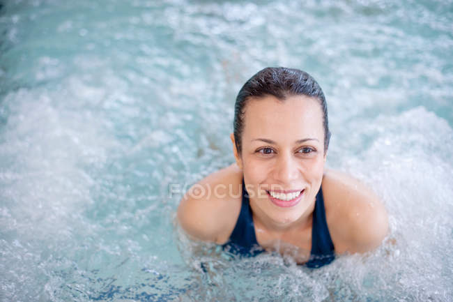 Woman relaxing in jacuzzi tub — Stock Photo