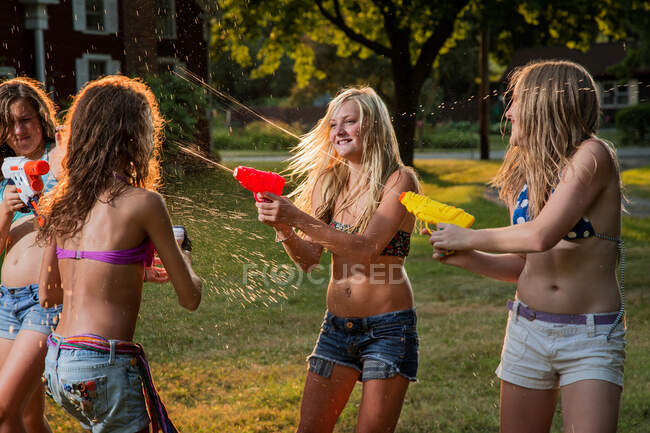 Meninas tendo água lutar com pistolas de água — Fotografia de Stock