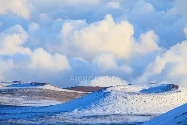 Снігові пагорби і хмари — стокове фото