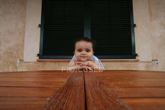 Bambino seduto sul seggiolone a tavola — Foto stock
