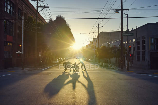 People crossing road at sunset, San Francisco, California, USA — Stock Photo