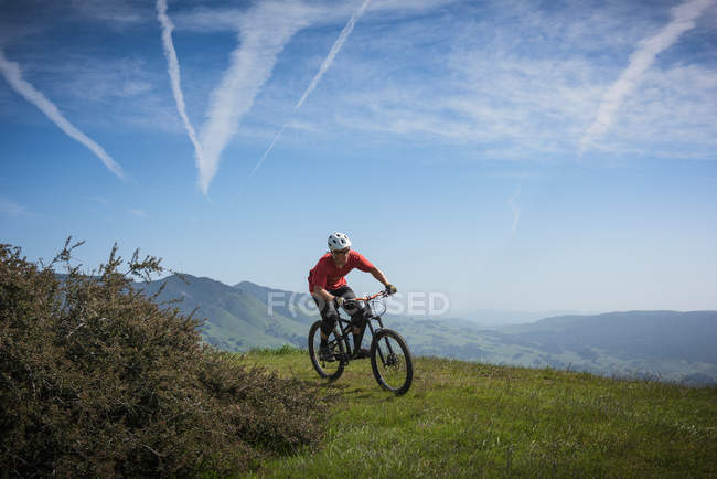 Cyclist mountain biking, San Luis Obispo, California, United States of America — Stock Photo