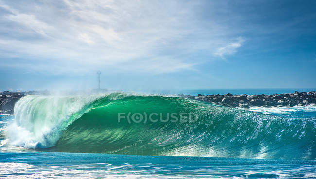 Wedge of surf wave in bright sunlight — Stock Photo