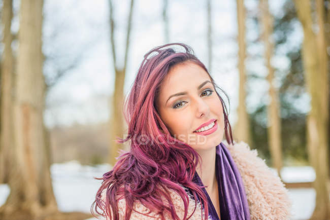 Portrait of young woman outdoors, smiling — Stock Photo