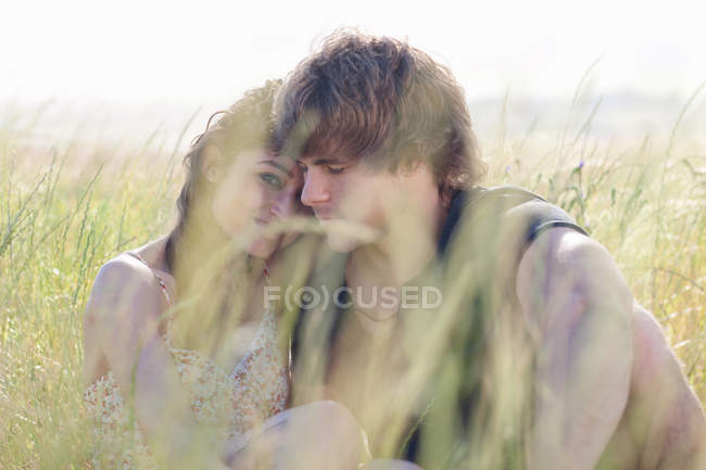 Пара розслаблюючим у високій траві — стокове фото