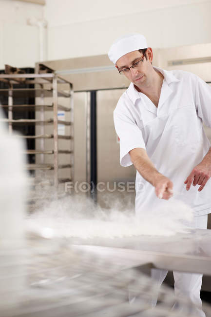 Koch backt in der Küche — Stockfoto