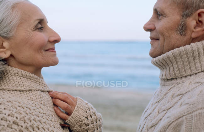 Casal de idosos cara a cara na praia — Fotografia de Stock