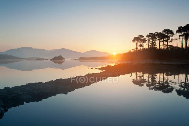 Mountains reflected in still lake — Stock Photo