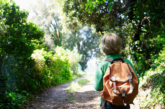 Boy with his backpack, walking — Stock Photo
