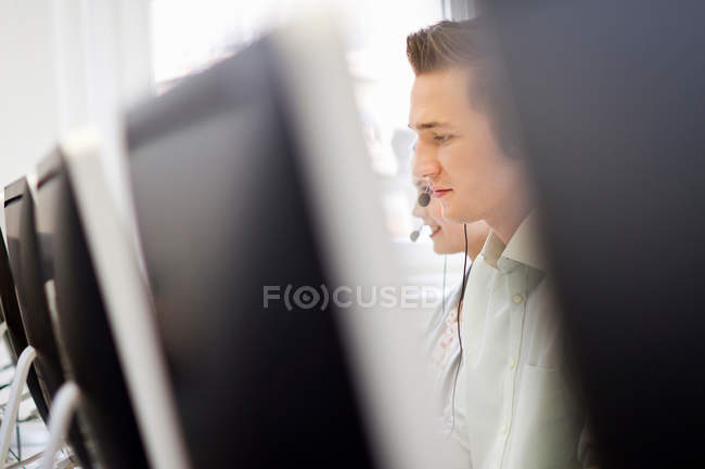 Empresário trabalhando em headset, foco seletivo — Fotografia de Stock
