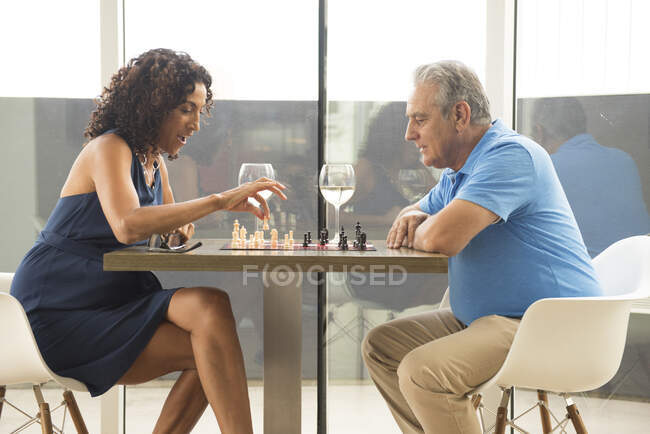 Senior homme et femme jouer aux échecs — Photo de stock
