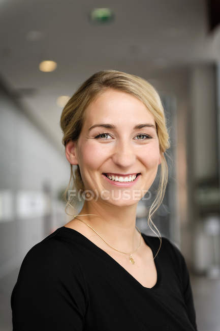 Close up of businesswomans smiling face — Stock Photo