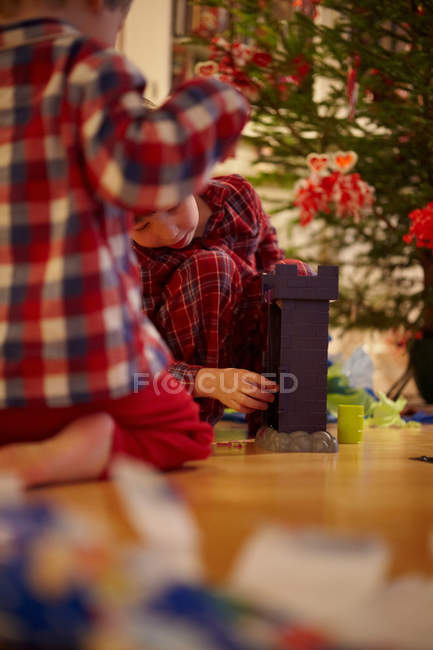 Enfants ouvrant cadeaux de Noël — Photo de stock