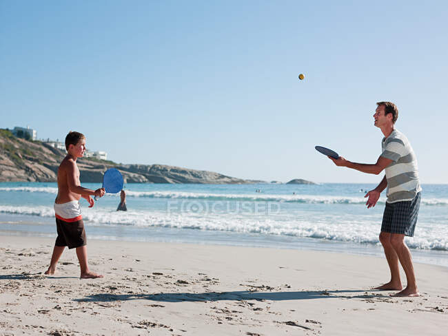 Vater und Sohn beim Paddeln am Strand — Stockfoto