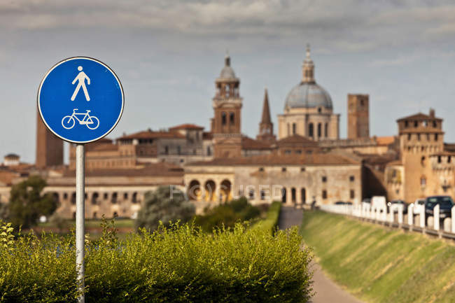 Schild mit Fahrrad und Fußgängerin — Stockfoto