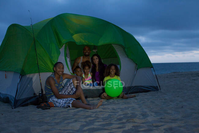 Famille avec quatre enfants en tente sur Huntington Beach, California, USA — Photo de stock