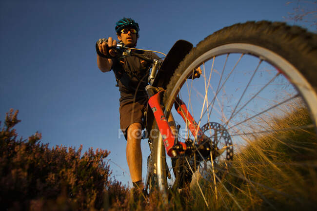 Ciclista de montaña montando en un sendero - foto de stock