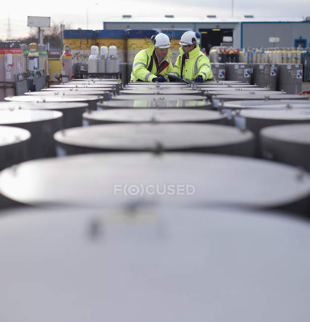 Hafenarbeiter inspizieren Zylinder — Stockfoto