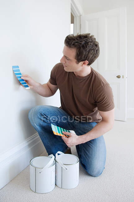 Man choosing paint colours — Stock Photo