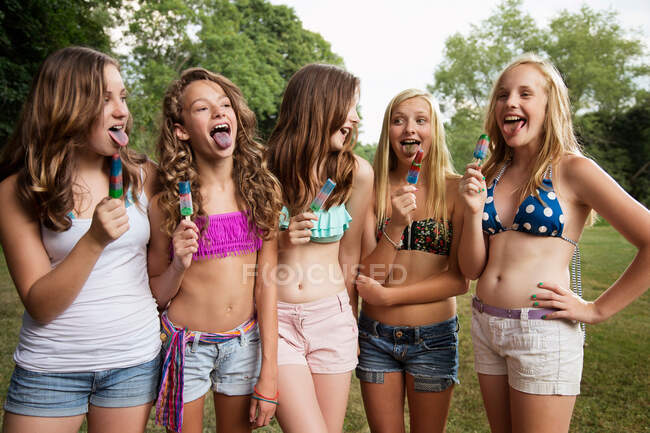 Дівчата їдять льодяники — стокове фото