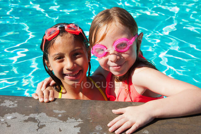 Best friends at poolside — Stock Photo