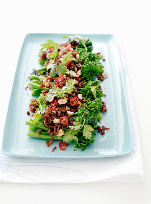 Salada com bacon e legumes — Fotografia de Stock