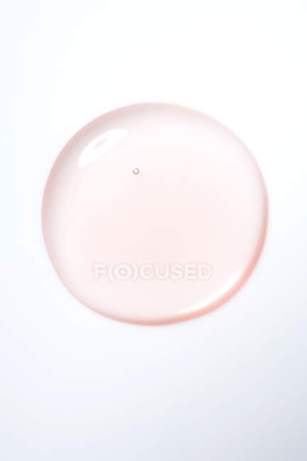 Bolla liquida rosa su sfondo grigio — Foto stock