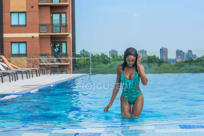Woman in swimming pool — Stock Photo