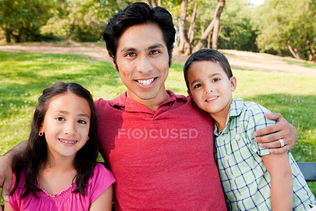Чоловік з сином і дочкою в парку, портрет — стокове фото