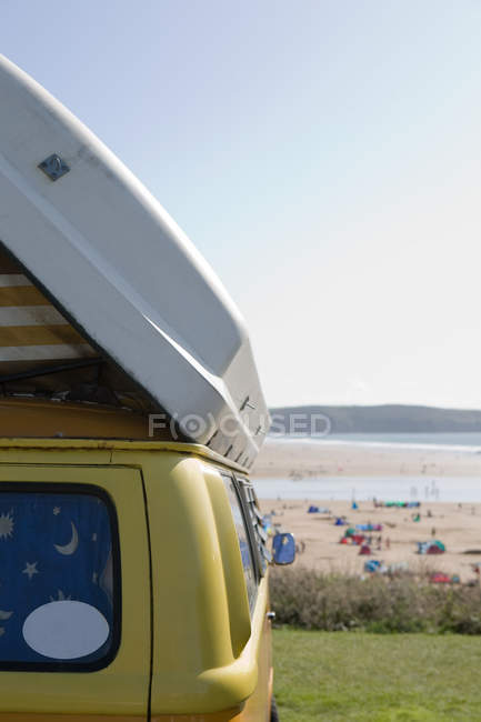 Жовтий і білий Кемпер фургон — стокове фото