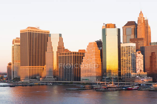 Manhattan skylines and river with ships, New York, États-Unis — Photo de stock