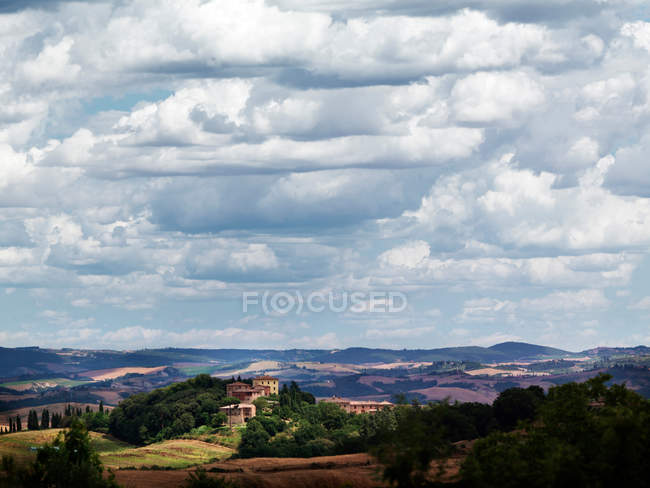 Paesaggio rurale con edifici sullo sfondo — Foto stock
