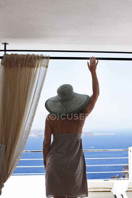 Жінка, милуючись видом на океан з балкони — стокове фото