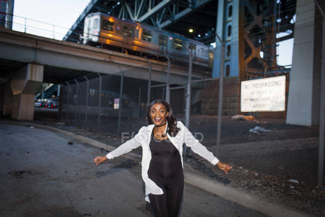 Афроамериканська жінка, яка насолоджується і танцює на вулиці старого міста Філадельфії, Уса. — стокове фото