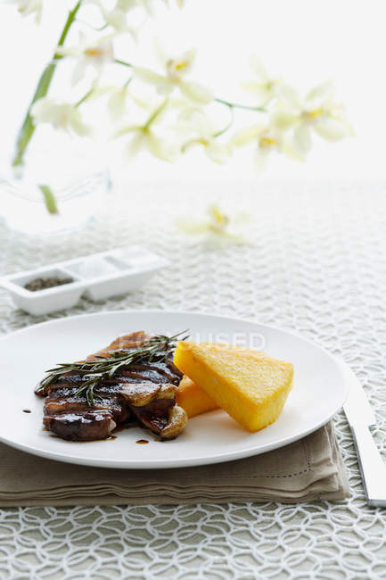 Gebratenes Rindfleisch mit Polenta — Stockfoto