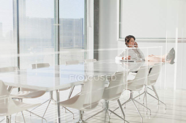 Mujer de negocios hablando por teléfono celular - foto de stock