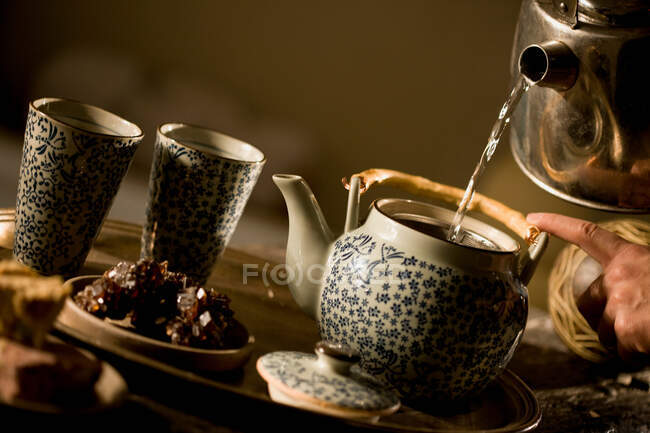 Preparação de chá em chaleira — Fotografia de Stock