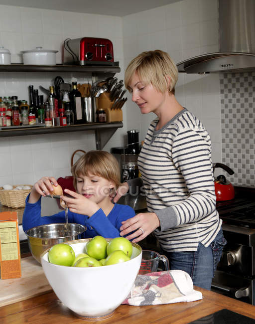 Mãe e filha na cozinha preparando comida — Fotografia de Stock