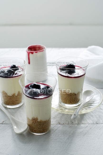Glasses of cheesecake with berries — Stock Photo