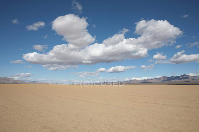 Desert landscape with cloudy sky — Stock Photo