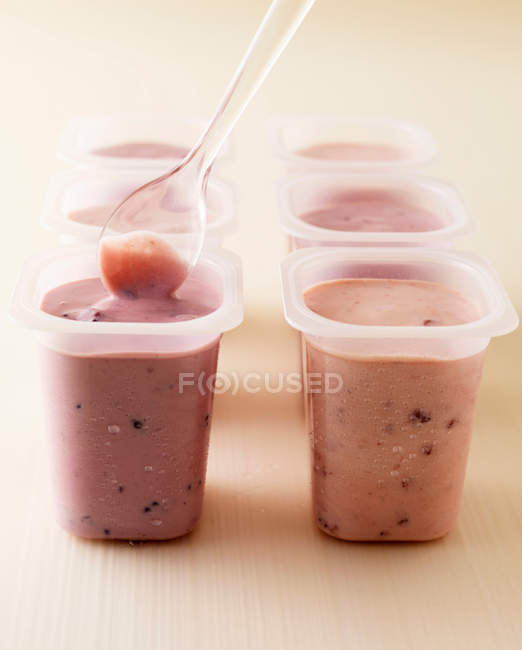 Yogurt de fresa y frambuesa - foto de stock