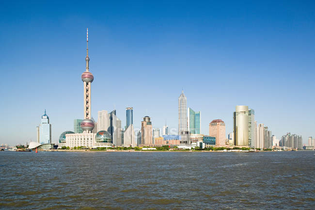 Observación de vista del horizonte de Pudong, torre de perlas orientales, durante el día - foto de stock