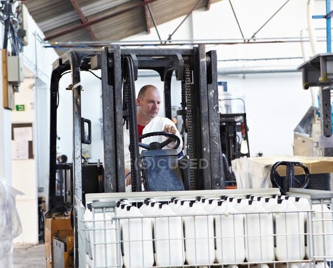 Arbeiter fährt Maschinen in Fabrik — Stockfoto