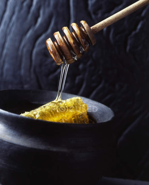 Pente de mel em panela — Fotografia de Stock