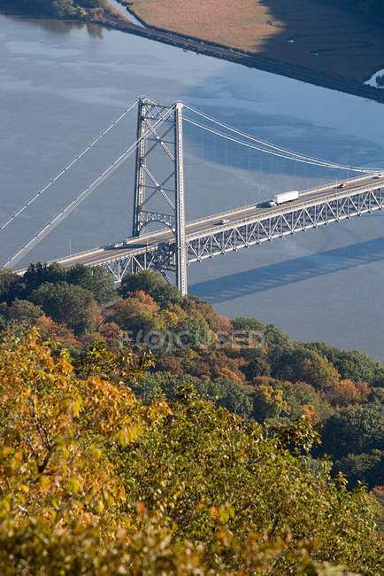 Vista de urso ponte de montanha em luz solar brilhante — Fotografia de Stock