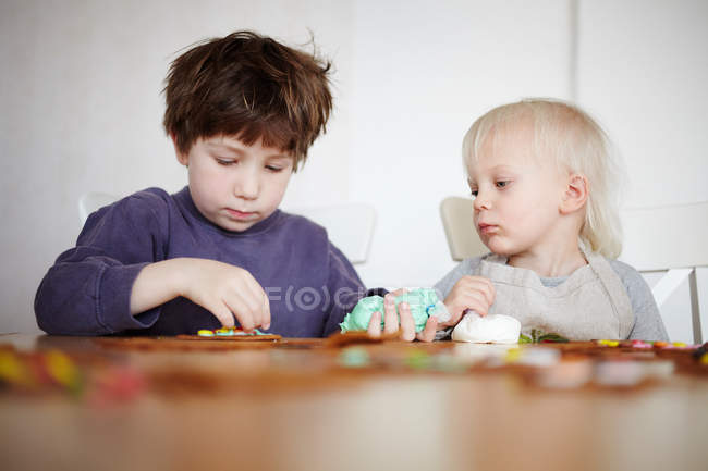Kinder dekorieren Lebkuchen — Stockfoto