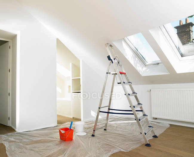 Ladder and paint in empty room — Stock Photo