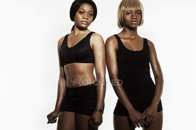 Retrato de estudio de dos mujeres en ropa deportiva - foto de stock