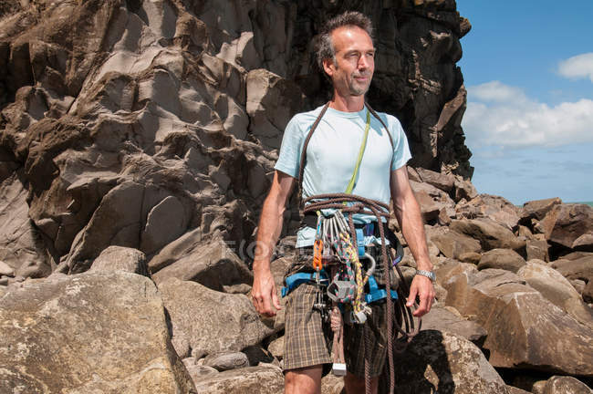 Alpinista de rocha usando clipes e cordas — Fotografia de Stock