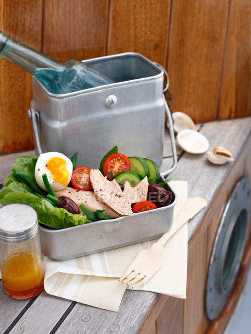 Eggs with meat and vegetables in metal lunchbox — Stock Photo